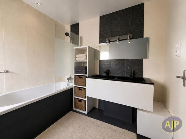 Maison à vendre Sautron - 6 pièces, 120m² avec 4 chambre(s) à 400 000€ - AJP Immobilier Sautron