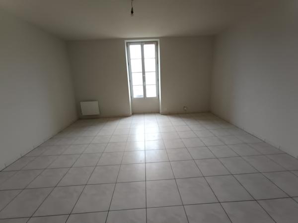 IMMEUBLE  LOCAUX COMMERCIAUX + APPARTEMENTS