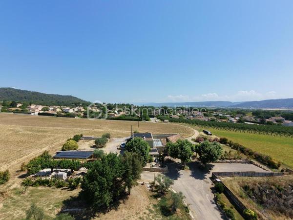 Villeneuve , au milieu des champs à découvrir cet ancien corps de ferme ( époque Napoléon ) qui se compose en rdc d' une habitation de 100 m², à l' étage par un accès indépendant un appartement Type 3 de 55 m² , plus 180 m² de bâtit dont le gros oeuvre a été  fait et qui permettrait l' aménagement de plusieurs appartements Cette bâtisse sur 4000 m² de terrain comprend aussi un garade de 50 m² ( même surface au dessus ) , un carport neuf ou l' ont peut loger un camping car et elle est dotée de 12 p anneaux photovoltaiques , un puit , cave......