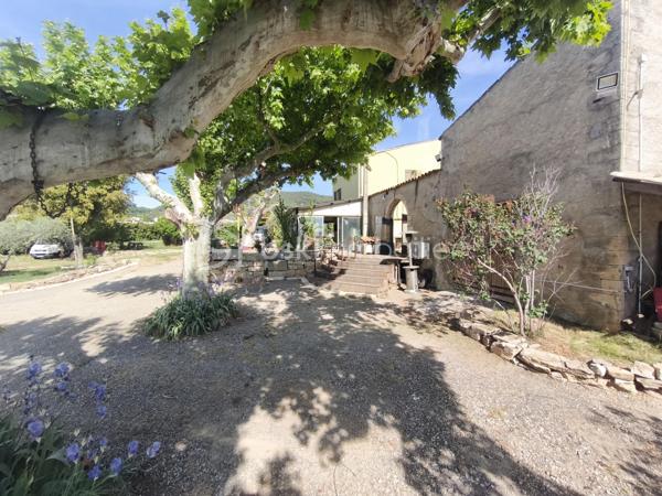 Villeneuve , au milieu des champs à découvrir cet ancien corps de ferme ( époque Napoléon ) qui se compose en rdc d' une habitation de 100 m², à l' étage par un accès indépendant un appartement Type 3 de 55 m² , plus 180 m² de bâtit dont le gros oeuvre a été  fait et qui permettrait l' aménagement de plusieurs appartements Cette bâtisse sur 4000 m² de terrain comprend aussi un garade de 50 m² ( même surface au dessus ) , un carport neuf ou l' ont peut loger un camping car et elle est dotée de 12 p anneaux photovoltaiques , un puit , cave......