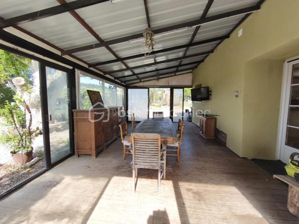 Villeneuve , au milieu des champs à découvrir cet ancien corps de ferme ( époque Napoléon ) qui se compose en rdc d' une habitation de 100 m², à l' étage par un accès indépendant un appartement Type 3 de 55 m² , plus 180 m² de bâtit dont le gros oeuvre a été  fait et qui permettrait l' aménagement de plusieurs appartements Cette bâtisse sur 4000 m² de terrain comprend aussi un garade de 50 m² ( même surface au dessus ) , un carport neuf ou l' ont peut loger un camping car et elle est dotée de 12 p anneaux photovoltaiques , un puit , cave......