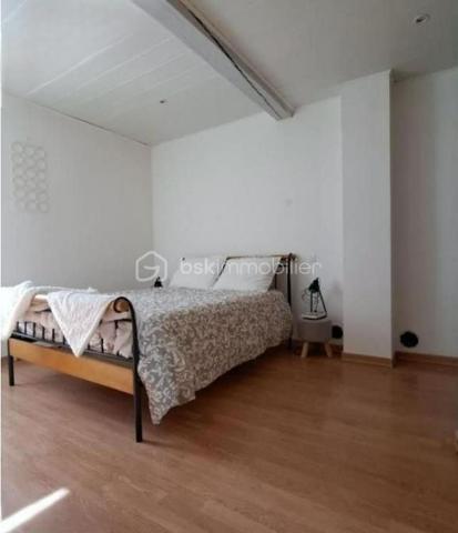 Villeneuve , au milieu des champs à découvrir cet ancien corps de ferme ( époque Napoléon ) qui se compose en rdc d' une habitation de 100 m², à l' étage par un accès indépendant un appartement Type 3 de 55 m² , plus 180 m² de bâtit dont le gros oeuvre a été  fait et qui permettrait l' aménagement de plusieurs appartements Cette bâtisse sur 4000 m² de terrain comprend aussi un garade de 50 m² ( même surface au dessus ) , un carport neuf ou l' ont peut loger un camping car et elle est dotée de 12 p anneaux photovoltaiques , un puit , cave......