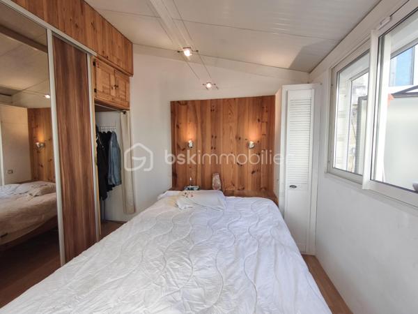 Villeneuve , au milieu des champs à découvrir cet ancien corps de ferme ( époque Napoléon ) qui se compose en rdc d' une habitation de 100 m², à l' étage par un accès indépendant un appartement Type 3 de 55 m² , plus 180 m² de bâtit dont le gros oeuvre a été  fait et qui permettrait l' aménagement de plusieurs appartements Cette bâtisse sur 4000 m² de terrain comprend aussi un garade de 50 m² ( même surface au dessus ) , un carport neuf ou l' ont peut loger un camping car et elle est dotée de 12 p anneaux photovoltaiques , un puit , cave......
