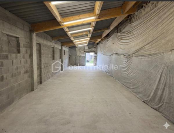 Villeneuve , au milieu des champs à découvrir cet ancien corps de ferme ( époque Napoléon ) qui se compose en rdc d' une habitation de 100 m², à l' étage par un accès indépendant un appartement Type 3 de 55 m² , plus 180 m² de bâtit dont le gros oeuvre a été  fait et qui permettrait l' aménagement de plusieurs appartements Cette bâtisse sur 4000 m² de terrain comprend aussi un garade de 50 m² ( même surface au dessus ) , un carport neuf ou l' ont peut loger un camping car et elle est dotée de 12 p anneaux photovoltaiques , un puit , cave......