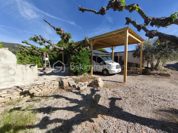 Villeneuve , au milieu des champs à découvrir cet ancien corps de ferme ( époque Napoléon ) qui se compose en rdc d' une habitation de 100 m², à l' étage par un accès indépendant un appartement Type 3 de 55 m² , plus 180 m² de bâtit dont le gros oeuvre a été  fait et qui permettrait l' aménagement de plusieurs appartements Cette bâtisse sur 4000 m² de terrain comprend aussi un garade de 50 m² ( même surface au dessus ) , un carport neuf ou l' ont peut loger un camping car et elle est dotée de 12 p anneaux photovoltaiques , un puit , cave......