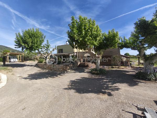 Villeneuve , au milieu des champs à découvrir cet ancien corps de ferme ( époque Napoléon ) qui se compose en rdc d' une habitation de 100 m², à l' étage par un accès indépendant un appartement Type 3 de 55 m² , plus 180 m² de bâtit dont le gros oeuvre a été  fait et qui permettrait l' aménagement de plusieurs appartements Cette bâtisse sur 4000 m² de terrain comprend aussi un garade de 50 m² ( même surface au dessus ) , un carport neuf ou l' ont peut loger un camping car et elle est dotée de 12 p anneaux photovoltaiques , un puit , cave......