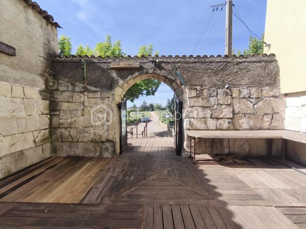 Villeneuve , au milieu des champs à découvrir cet ancien corps de ferme ( époque Napoléon ) qui se compose en rdc d' une habitation de 100 m², à l' étage par un accès indépendant un appartement Type 3 de 55 m² , plus 180 m² de bâtit dont le gros oeuvre a été  fait et qui permettrait l' aménagement de plusieurs appartements Cette bâtisse sur 4000 m² de terrain comprend aussi un garade de 50 m² ( même surface au dessus ) , un carport neuf ou l' ont peut loger un camping car et elle est dotée de 12 p anneaux photovoltaiques , un puit , cave......