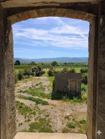 Villeneuve , au milieu des champs à découvrir cet ancien corps de ferme ( époque Napoléon ) qui se compose en rdc d' une habitation de 100 m², à l' étage par un accès indépendant un appartement Type 3 de 55 m² , plus 180 m² de bâtit dont le gros oeuvre a été  fait et qui permettrait l' aménagement de plusieurs appartements Cette bâtisse sur 4000 m² de terrain comprend aussi un garade de 50 m² ( même surface au dessus ) , un carport neuf ou l' ont peut loger un camping car et elle est dotée de 12 p anneaux photovoltaiques , un puit , cave......
