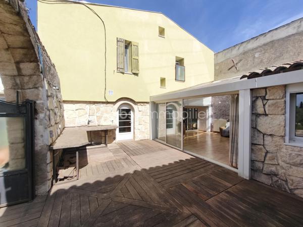 Villeneuve , au milieu des champs à découvrir cet ancien corps de ferme ( époque Napoléon ) qui se compose en rdc d' une habitation de 100 m², à l' étage par un accès indépendant un appartement Type 3 de 55 m² , plus 180 m² de bâtit dont le gros oeuvre a été  fait et qui permettrait l' aménagement de plusieurs appartements Cette bâtisse sur 4000 m² de terrain comprend aussi un garade de 50 m² ( même surface au dessus ) , un carport neuf ou l' ont peut loger un camping car et elle est dotée de 12 p anneaux photovoltaiques , un puit , cave......