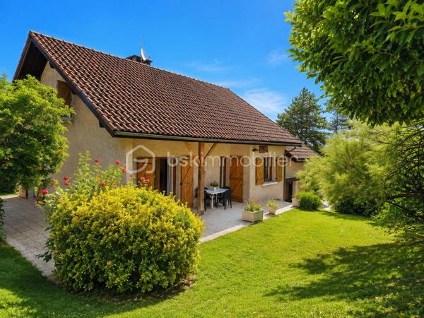 CLAIX – Maison familiale avec terrain de 1 075 m², vue dégagée et potentiel d'agrandissement (jusque 50 m2)
BSK Immobilier - Carole ROYANEZ, vous propose en exclusivité sur la commune de Claix, dans un environnement résidentiel calme et recherché, cette maison individuelle implantée sur une belle parcelle arborée de 1 075 m². La maison développe 100 m² habitables, 39 m2 d'annexes (garage et buanderie), 50 m2 à aménager en habitable et propose un agencement fonctionnel.
Bénéficiant d’une vue dégagée sur les 4 massifs grenoblois, elle offre un cadre de vie agréable, de beaux extérieurs et un potentiel d’agrandissement intéressant, tout en étant idéalement située à proximité des écoles et des accès vers Grenoble.

Elle propose un espace de vie composé d'un séjour traversant avec cheminée, baigné de lumière, ouvrant directement sur de grandes terrasses exposées Sud et Ouest, ainsi qu'une cuisine semi-indépendante.
Côté nuit, elle se compose actuellement de plain pied d'une chambre avec une salle d’eau séparée, ainsi que deux chambres supplémentaires, avec une salle de bains au demi-niveau, offrant une séparation pratique pour la vie familiale.
Des travaux de rafraichissement (peintures, sols) sont à prévoir. 
Concernant le confort et les annexes, la maison dispose de menuiseries double vitrage, de la climatisation réversible (un bloc par chambre et 2 dans le salon), de la fibre optique, de l'alarme et d'un tableau électrique aux normes (2023). Un grand garage de 31 m² équipé d’une porte électrique, une buanderie, une cave ainsi que plusieurs stationnements extérieurs complètent ce bien. 
Un atout rare : la maison dispose de combles aménageables de 70 m² au sol, déjà équipés d'ouvertures et des arrivées nécessaires (électricité/sanitaires), offrant une réelle opportunité d'évolution selon vos projets.
Les charges de copropriété sont de 120 euros/an et la taxe foncière est d'un montant de 2479 euros.