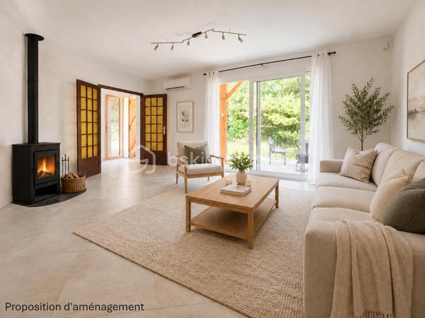 CLAIX – Maison familiale avec terrain de 1 075 m², vue dégagée et potentiel d'agrandissement (jusque 50 m2)
BSK Immobilier - Carole ROYANEZ, vous propose en exclusivité sur la commune de Claix, dans un environnement résidentiel calme et recherché, cette maison individuelle implantée sur une belle parcelle arborée de 1 075 m². La maison développe 100 m² habitables, 39 m2 d'annexes (garage et buanderie), 50 m2 à aménager en habitable et propose un agencement fonctionnel.
Bénéficiant d’une vue dégagée sur les 4 massifs grenoblois, elle offre un cadre de vie agréable, de beaux extérieurs et un potentiel d’agrandissement intéressant, tout en étant idéalement située à proximité des écoles et des accès vers Grenoble.

Elle propose un espace de vie composé d'un séjour traversant avec cheminée, baigné de lumière, ouvrant directement sur de grandes terrasses exposées Sud et Ouest, ainsi qu'une cuisine semi-indépendante.
Côté nuit, elle se compose actuellement de plain pied d'une chambre avec une salle d’eau séparée, ainsi que deux chambres supplémentaires, avec une salle de bains au demi-niveau, offrant une séparation pratique pour la vie familiale.
Des travaux de rafraichissement (peintures, sols) sont à prévoir. 
Concernant le confort et les annexes, la maison dispose de menuiseries double vitrage, de la climatisation réversible (un bloc par chambre et 2 dans le salon), de la fibre optique, de l'alarme et d'un tableau électrique aux normes (2023). Un grand garage de 31 m² équipé d’une porte électrique, une buanderie, une cave ainsi que plusieurs stationnements extérieurs complètent ce bien. 
Un atout rare : la maison dispose de combles aménageables de 70 m² au sol, déjà équipés d'ouvertures et des arrivées nécessaires (électricité/sanitaires), offrant une réelle opportunité d'évolution selon vos projets.
Les charges de copropriété sont de 120 euros/an et la taxe foncière est d'un montant de 2479 euros.