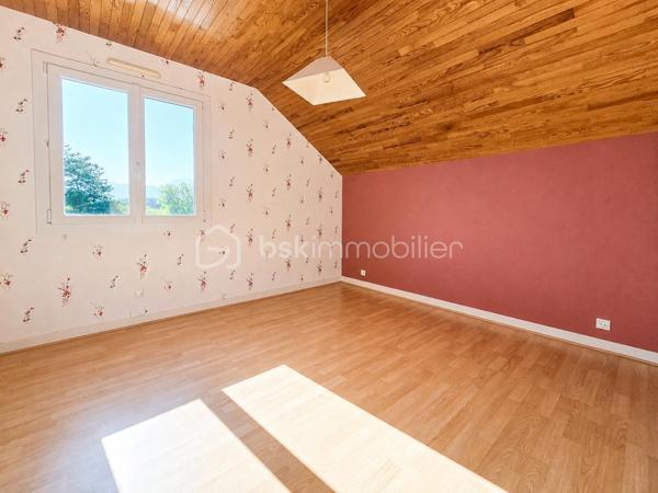 CLAIX – Maison familiale avec terrain de 1 075 m², vue dégagée et potentiel d'agrandissement (jusque 50 m2)
BSK Immobilier - Carole ROYANEZ, vous propose en exclusivité sur la commune de Claix, dans un environnement résidentiel calme et recherché, cette maison individuelle implantée sur une belle parcelle arborée de 1 075 m². La maison développe 100 m² habitables, 39 m2 d'annexes (garage et buanderie), 50 m2 à aménager en habitable et propose un agencement fonctionnel.
Bénéficiant d’une vue dégagée sur les 4 massifs grenoblois, elle offre un cadre de vie agréable, de beaux extérieurs et un potentiel d’agrandissement intéressant, tout en étant idéalement située à proximité des écoles et des accès vers Grenoble.

Elle propose un espace de vie composé d'un séjour traversant avec cheminée, baigné de lumière, ouvrant directement sur de grandes terrasses exposées Sud et Ouest, ainsi qu'une cuisine semi-indépendante.
Côté nuit, elle se compose actuellement de plain pied d'une chambre avec une salle d’eau séparée, ainsi que deux chambres supplémentaires, avec une salle de bains au demi-niveau, offrant une séparation pratique pour la vie familiale.
Des travaux de rafraichissement (peintures, sols) sont à prévoir. 
Concernant le confort et les annexes, la maison dispose de menuiseries double vitrage, de la climatisation réversible (un bloc par chambre et 2 dans le salon), de la fibre optique, de l'alarme et d'un tableau électrique aux normes (2023). Un grand garage de 31 m² équipé d’une porte électrique, une buanderie, une cave ainsi que plusieurs stationnements extérieurs complètent ce bien. 
Un atout rare : la maison dispose de combles aménageables de 70 m² au sol, déjà équipés d'ouvertures et des arrivées nécessaires (électricité/sanitaires), offrant une réelle opportunité d'évolution selon vos projets.
Les charges de copropriété sont de 120 euros/an et la taxe foncière est d'un montant de 2479 euros.
