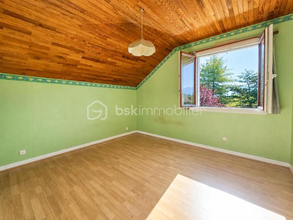 CLAIX – Maison familiale avec terrain de 1 075 m², vue dégagée et potentiel d'agrandissement (jusque 50 m2)
BSK Immobilier - Carole ROYANEZ, vous propose en exclusivité sur la commune de Claix, dans un environnement résidentiel calme et recherché, cette maison individuelle implantée sur une belle parcelle arborée de 1 075 m². La maison développe 100 m² habitables, 39 m2 d'annexes (garage et buanderie), 50 m2 à aménager en habitable et propose un agencement fonctionnel.
Bénéficiant d’une vue dégagée sur les 4 massifs grenoblois, elle offre un cadre de vie agréable, de beaux extérieurs et un potentiel d’agrandissement intéressant, tout en étant idéalement située à proximité des écoles et des accès vers Grenoble.

Elle propose un espace de vie composé d'un séjour traversant avec cheminée, baigné de lumière, ouvrant directement sur de grandes terrasses exposées Sud et Ouest, ainsi qu'une cuisine semi-indépendante.
Côté nuit, elle se compose actuellement de plain pied d'une chambre avec une salle d’eau séparée, ainsi que deux chambres supplémentaires, avec une salle de bains au demi-niveau, offrant une séparation pratique pour la vie familiale.
Des travaux de rafraichissement (peintures, sols) sont à prévoir. 
Concernant le confort et les annexes, la maison dispose de menuiseries double vitrage, de la climatisation réversible (un bloc par chambre et 2 dans le salon), de la fibre optique, de l'alarme et d'un tableau électrique aux normes (2023). Un grand garage de 31 m² équipé d’une porte électrique, une buanderie, une cave ainsi que plusieurs stationnements extérieurs complètent ce bien. 
Un atout rare : la maison dispose de combles aménageables de 70 m² au sol, déjà équipés d'ouvertures et des arrivées nécessaires (électricité/sanitaires), offrant une réelle opportunité d'évolution selon vos projets.
Les charges de copropriété sont de 120 euros/an et la taxe foncière est d'un montant de 2479 euros.