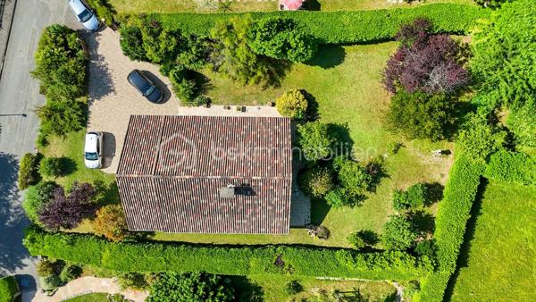 CLAIX – Maison familiale avec terrain de 1 075 m², vue dégagée et potentiel d'agrandissement (jusque 50 m2)
BSK Immobilier - Carole ROYANEZ, vous propose en exclusivité sur la commune de Claix, dans un environnement résidentiel calme et recherché, cette maison individuelle implantée sur une belle parcelle arborée de 1 075 m². La maison développe 100 m² habitables, 39 m2 d'annexes (garage et buanderie), 50 m2 à aménager en habitable et propose un agencement fonctionnel.
Bénéficiant d’une vue dégagée sur les 4 massifs grenoblois, elle offre un cadre de vie agréable, de beaux extérieurs et un potentiel d’agrandissement intéressant, tout en étant idéalement située à proximité des écoles et des accès vers Grenoble.

Elle propose un espace de vie composé d'un séjour traversant avec cheminée, baigné de lumière, ouvrant directement sur de grandes terrasses exposées Sud et Ouest, ainsi qu'une cuisine semi-indépendante.
Côté nuit, elle se compose actuellement de plain pied d'une chambre avec une salle d’eau séparée, ainsi que deux chambres supplémentaires, avec une salle de bains au demi-niveau, offrant une séparation pratique pour la vie familiale.
Des travaux de rafraichissement (peintures, sols) sont à prévoir. 
Concernant le confort et les annexes, la maison dispose de menuiseries double vitrage, de la climatisation réversible (un bloc par chambre et 2 dans le salon), de la fibre optique, de l'alarme et d'un tableau électrique aux normes (2023). Un grand garage de 31 m² équipé d’une porte électrique, une buanderie, une cave ainsi que plusieurs stationnements extérieurs complètent ce bien. 
Un atout rare : la maison dispose de combles aménageables de 70 m² au sol, déjà équipés d'ouvertures et des arrivées nécessaires (électricité/sanitaires), offrant une réelle opportunité d'évolution selon vos projets.
Les charges de copropriété sont de 120 euros/an et la taxe foncière est d'un montant de 2479 euros.