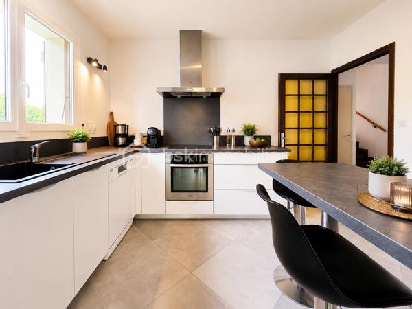 CLAIX – Maison familiale avec terrain de 1 075 m², vue dégagée et potentiel d'agrandissement (jusque 50 m2)
BSK Immobilier - Carole ROYANEZ, vous propose en exclusivité sur la commune de Claix, dans un environnement résidentiel calme et recherché, cette maison individuelle implantée sur une belle parcelle arborée de 1 075 m². La maison développe 100 m² habitables, 39 m2 d'annexes (garage et buanderie), 50 m2 à aménager en habitable et propose un agencement fonctionnel.
Bénéficiant d’une vue dégagée sur les 4 massifs grenoblois, elle offre un cadre de vie agréable, de beaux extérieurs et un potentiel d’agrandissement intéressant, tout en étant idéalement située à proximité des écoles et des accès vers Grenoble.

Elle propose un espace de vie composé d'un séjour traversant avec cheminée, baigné de lumière, ouvrant directement sur de grandes terrasses exposées Sud et Ouest, ainsi qu'une cuisine semi-indépendante.
Côté nuit, elle se compose actuellement de plain pied d'une chambre avec une salle d’eau séparée, ainsi que deux chambres supplémentaires, avec une salle de bains au demi-niveau, offrant une séparation pratique pour la vie familiale.
Des travaux de rafraichissement (peintures, sols) sont à prévoir. 
Concernant le confort et les annexes, la maison dispose de menuiseries double vitrage, de la climatisation réversible (un bloc par chambre et 2 dans le salon), de la fibre optique, de l'alarme et d'un tableau électrique aux normes (2023). Un grand garage de 31 m² équipé d’une porte électrique, une buanderie, une cave ainsi que plusieurs stationnements extérieurs complètent ce bien. 
Un atout rare : la maison dispose de combles aménageables de 70 m² au sol, déjà équipés d'ouvertures et des arrivées nécessaires (électricité/sanitaires), offrant une réelle opportunité d'évolution selon vos projets.
Les charges de copropriété sont de 120 euros/an et la taxe foncière est d'un montant de 2479 euros.
