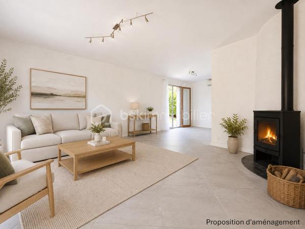 CLAIX – Maison familiale avec terrain de 1 075 m², vue dégagée et potentiel d'agrandissement (jusque 50 m2)
BSK Immobilier - Carole ROYANEZ, vous propose en exclusivité sur la commune de Claix, dans un environnement résidentiel calme et recherché, cette maison individuelle implantée sur une belle parcelle arborée de 1 075 m². La maison développe 100 m² habitables, 39 m2 d'annexes (garage et buanderie), 50 m2 à aménager en habitable et propose un agencement fonctionnel.
Bénéficiant d’une vue dégagée sur les 4 massifs grenoblois, elle offre un cadre de vie agréable, de beaux extérieurs et un potentiel d’agrandissement intéressant, tout en étant idéalement située à proximité des écoles et des accès vers Grenoble.

Elle propose un espace de vie composé d'un séjour traversant avec cheminée, baigné de lumière, ouvrant directement sur de grandes terrasses exposées Sud et Ouest, ainsi qu'une cuisine semi-indépendante.
Côté nuit, elle se compose actuellement de plain pied d'une chambre avec une salle d’eau séparée, ainsi que deux chambres supplémentaires, avec une salle de bains au demi-niveau, offrant une séparation pratique pour la vie familiale.
Des travaux de rafraichissement (peintures, sols) sont à prévoir. 
Concernant le confort et les annexes, la maison dispose de menuiseries double vitrage, de la climatisation réversible (un bloc par chambre et 2 dans le salon), de la fibre optique, de l'alarme et d'un tableau électrique aux normes (2023). Un grand garage de 31 m² équipé d’une porte électrique, une buanderie, une cave ainsi que plusieurs stationnements extérieurs complètent ce bien. 
Un atout rare : la maison dispose de combles aménageables de 70 m² au sol, déjà équipés d'ouvertures et des arrivées nécessaires (électricité/sanitaires), offrant une réelle opportunité d'évolution selon vos projets.
Les charges de copropriété sont de 120 euros/an et la taxe foncière est d'un montant de 2479 euros.