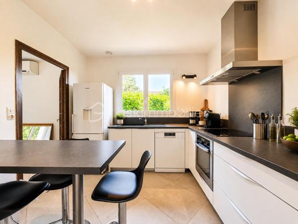 CLAIX – Maison familiale avec terrain de 1 075 m², vue dégagée et potentiel d'agrandissement (jusque 50 m2)
BSK Immobilier - Carole ROYANEZ, vous propose en exclusivité sur la commune de Claix, dans un environnement résidentiel calme et recherché, cette maison individuelle implantée sur une belle parcelle arborée de 1 075 m². La maison développe 100 m² habitables, 39 m2 d'annexes (garage et buanderie), 50 m2 à aménager en habitable et propose un agencement fonctionnel.
Bénéficiant d’une vue dégagée sur les 4 massifs grenoblois, elle offre un cadre de vie agréable, de beaux extérieurs et un potentiel d’agrandissement intéressant, tout en étant idéalement située à proximité des écoles et des accès vers Grenoble.

Elle propose un espace de vie composé d'un séjour traversant avec cheminée, baigné de lumière, ouvrant directement sur de grandes terrasses exposées Sud et Ouest, ainsi qu'une cuisine semi-indépendante.
Côté nuit, elle se compose actuellement de plain pied d'une chambre avec une salle d’eau séparée, ainsi que deux chambres supplémentaires, avec une salle de bains au demi-niveau, offrant une séparation pratique pour la vie familiale.
Des travaux de rafraichissement (peintures, sols) sont à prévoir. 
Concernant le confort et les annexes, la maison dispose de menuiseries double vitrage, de la climatisation réversible (un bloc par chambre et 2 dans le salon), de la fibre optique, de l'alarme et d'un tableau électrique aux normes (2023). Un grand garage de 31 m² équipé d’une porte électrique, une buanderie, une cave ainsi que plusieurs stationnements extérieurs complètent ce bien. 
Un atout rare : la maison dispose de combles aménageables de 70 m² au sol, déjà équipés d'ouvertures et des arrivées nécessaires (électricité/sanitaires), offrant une réelle opportunité d'évolution selon vos projets.
Les charges de copropriété sont de 120 euros/an et la taxe foncière est d'un montant de 2479 euros.