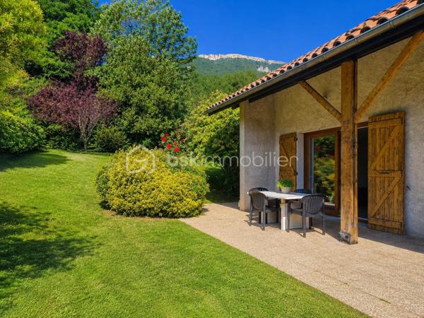 CLAIX – Maison familiale avec terrain de 1 075 m², vue dégagée et potentiel d'agrandissement (jusque 50 m2)
BSK Immobilier - Carole ROYANEZ, vous propose en exclusivité sur la commune de Claix, dans un environnement résidentiel calme et recherché, cette maison individuelle implantée sur une belle parcelle arborée de 1 075 m². La maison développe 100 m² habitables, 39 m2 d'annexes (garage et buanderie), 50 m2 à aménager en habitable et propose un agencement fonctionnel.
Bénéficiant d’une vue dégagée sur les 4 massifs grenoblois, elle offre un cadre de vie agréable, de beaux extérieurs et un potentiel d’agrandissement intéressant, tout en étant idéalement située à proximité des écoles et des accès vers Grenoble.

Elle propose un espace de vie composé d'un séjour traversant avec cheminée, baigné de lumière, ouvrant directement sur de grandes terrasses exposées Sud et Ouest, ainsi qu'une cuisine semi-indépendante.
Côté nuit, elle se compose actuellement de plain pied d'une chambre avec une salle d’eau séparée, ainsi que deux chambres supplémentaires, avec une salle de bains au demi-niveau, offrant une séparation pratique pour la vie familiale.
Des travaux de rafraichissement (peintures, sols) sont à prévoir. 
Concernant le confort et les annexes, la maison dispose de menuiseries double vitrage, de la climatisation réversible (un bloc par chambre et 2 dans le salon), de la fibre optique, de l'alarme et d'un tableau électrique aux normes (2023). Un grand garage de 31 m² équipé d’une porte électrique, une buanderie, une cave ainsi que plusieurs stationnements extérieurs complètent ce bien. 
Un atout rare : la maison dispose de combles aménageables de 70 m² au sol, déjà équipés d'ouvertures et des arrivées nécessaires (électricité/sanitaires), offrant une réelle opportunité d'évolution selon vos projets.
Les charges de copropriété sont de 120 euros/an et la taxe foncière est d'un montant de 2479 euros.