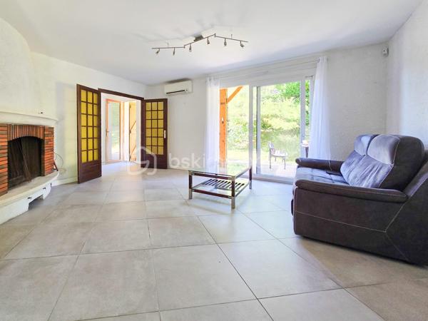CLAIX – Maison familiale avec terrain de 1 075 m², vue dégagée et potentiel d'agrandissement (jusque 50 m2)
BSK Immobilier - Carole ROYANEZ, vous propose en exclusivité sur la commune de Claix, dans un environnement résidentiel calme et recherché, cette maison individuelle implantée sur une belle parcelle arborée de 1 075 m². La maison développe 100 m² habitables, 39 m2 d'annexes (garage et buanderie), 50 m2 à aménager en habitable et propose un agencement fonctionnel.
Bénéficiant d’une vue dégagée sur les 4 massifs grenoblois, elle offre un cadre de vie agréable, de beaux extérieurs et un potentiel d’agrandissement intéressant, tout en étant idéalement située à proximité des écoles et des accès vers Grenoble.

Elle propose un espace de vie composé d'un séjour traversant avec cheminée, baigné de lumière, ouvrant directement sur de grandes terrasses exposées Sud et Ouest, ainsi qu'une cuisine semi-indépendante.
Côté nuit, elle se compose actuellement de plain pied d'une chambre avec une salle d’eau séparée, ainsi que deux chambres supplémentaires, avec une salle de bains au demi-niveau, offrant une séparation pratique pour la vie familiale.
Des travaux de rafraichissement (peintures, sols) sont à prévoir. 
Concernant le confort et les annexes, la maison dispose de menuiseries double vitrage, de la climatisation réversible (un bloc par chambre et 2 dans le salon), de la fibre optique, de l'alarme et d'un tableau électrique aux normes (2023). Un grand garage de 31 m² équipé d’une porte électrique, une buanderie, une cave ainsi que plusieurs stationnements extérieurs complètent ce bien. 
Un atout rare : la maison dispose de combles aménageables de 70 m² au sol, déjà équipés d'ouvertures et des arrivées nécessaires (électricité/sanitaires), offrant une réelle opportunité d'évolution selon vos projets.
Les charges de copropriété sont de 120 euros/an et la taxe foncière est d'un montant de 2479 euros.
