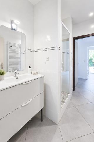 CLAIX – Maison familiale avec terrain de 1 075 m², vue dégagée et potentiel d'agrandissement (jusque 50 m2)
BSK Immobilier - Carole ROYANEZ, vous propose en exclusivité sur la commune de Claix, dans un environnement résidentiel calme et recherché, cette maison individuelle implantée sur une belle parcelle arborée de 1 075 m². La maison développe 100 m² habitables, 39 m2 d'annexes (garage et buanderie), 50 m2 à aménager en habitable et propose un agencement fonctionnel.
Bénéficiant d’une vue dégagée sur les 4 massifs grenoblois, elle offre un cadre de vie agréable, de beaux extérieurs et un potentiel d’agrandissement intéressant, tout en étant idéalement située à proximité des écoles et des accès vers Grenoble.

Elle propose un espace de vie composé d'un séjour traversant avec cheminée, baigné de lumière, ouvrant directement sur de grandes terrasses exposées Sud et Ouest, ainsi qu'une cuisine semi-indépendante.
Côté nuit, elle se compose actuellement de plain pied d'une chambre avec une salle d’eau séparée, ainsi que deux chambres supplémentaires, avec une salle de bains au demi-niveau, offrant une séparation pratique pour la vie familiale.
Des travaux de rafraichissement (peintures, sols) sont à prévoir. 
Concernant le confort et les annexes, la maison dispose de menuiseries double vitrage, de la climatisation réversible (un bloc par chambre et 2 dans le salon), de la fibre optique, de l'alarme et d'un tableau électrique aux normes (2023). Un grand garage de 31 m² équipé d’une porte électrique, une buanderie, une cave ainsi que plusieurs stationnements extérieurs complètent ce bien. 
Un atout rare : la maison dispose de combles aménageables de 70 m² au sol, déjà équipés d'ouvertures et des arrivées nécessaires (électricité/sanitaires), offrant une réelle opportunité d'évolution selon vos projets.
Les charges de copropriété sont de 120 euros/an et la taxe foncière est d'un montant de 2479 euros.