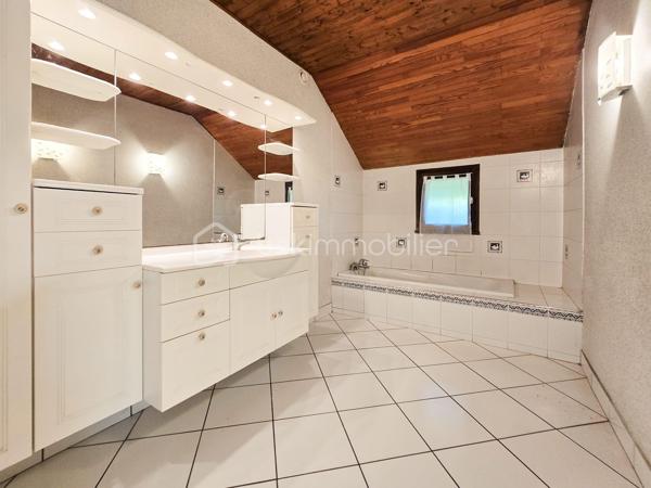 CLAIX – Maison familiale avec terrain de 1 075 m², vue dégagée et potentiel d'agrandissement (jusque 50 m2)
BSK Immobilier - Carole ROYANEZ, vous propose en exclusivité sur la commune de Claix, dans un environnement résidentiel calme et recherché, cette maison individuelle implantée sur une belle parcelle arborée de 1 075 m². La maison développe 100 m² habitables, 39 m2 d'annexes (garage et buanderie), 50 m2 à aménager en habitable et propose un agencement fonctionnel.
Bénéficiant d’une vue dégagée sur les 4 massifs grenoblois, elle offre un cadre de vie agréable, de beaux extérieurs et un potentiel d’agrandissement intéressant, tout en étant idéalement située à proximité des écoles et des accès vers Grenoble.

Elle propose un espace de vie composé d'un séjour traversant avec cheminée, baigné de lumière, ouvrant directement sur de grandes terrasses exposées Sud et Ouest, ainsi qu'une cuisine semi-indépendante.
Côté nuit, elle se compose actuellement de plain pied d'une chambre avec une salle d’eau séparée, ainsi que deux chambres supplémentaires, avec une salle de bains au demi-niveau, offrant une séparation pratique pour la vie familiale.
Des travaux de rafraichissement (peintures, sols) sont à prévoir. 
Concernant le confort et les annexes, la maison dispose de menuiseries double vitrage, de la climatisation réversible (un bloc par chambre et 2 dans le salon), de la fibre optique, de l'alarme et d'un tableau électrique aux normes (2023). Un grand garage de 31 m² équipé d’une porte électrique, une buanderie, une cave ainsi que plusieurs stationnements extérieurs complètent ce bien. 
Un atout rare : la maison dispose de combles aménageables de 70 m² au sol, déjà équipés d'ouvertures et des arrivées nécessaires (électricité/sanitaires), offrant une réelle opportunité d'évolution selon vos projets.
Les charges de copropriété sont de 120 euros/an et la taxe foncière est d'un montant de 2479 euros.