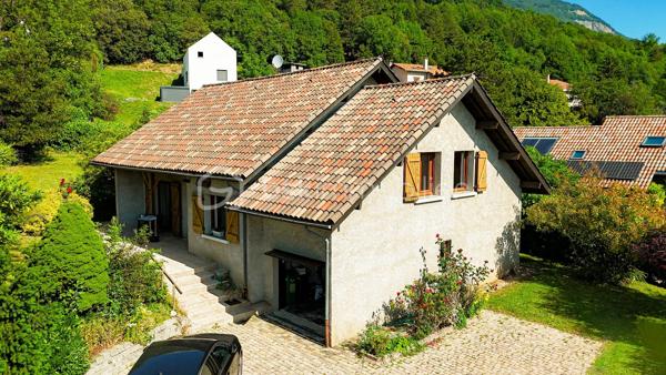 CLAIX – Maison familiale avec terrain de 1 075 m², vue dégagée et potentiel d'agrandissement (jusque 50 m2)
BSK Immobilier - Carole ROYANEZ, vous propose en exclusivité sur la commune de Claix, dans un environnement résidentiel calme et recherché, cette maison individuelle implantée sur une belle parcelle arborée de 1 075 m². La maison développe 100 m² habitables, 39 m2 d'annexes (garage et buanderie), 50 m2 à aménager en habitable et propose un agencement fonctionnel.
Bénéficiant d’une vue dégagée sur les 4 massifs grenoblois, elle offre un cadre de vie agréable, de beaux extérieurs et un potentiel d’agrandissement intéressant, tout en étant idéalement située à proximité des écoles et des accès vers Grenoble.

Elle propose un espace de vie composé d'un séjour traversant avec cheminée, baigné de lumière, ouvrant directement sur de grandes terrasses exposées Sud et Ouest, ainsi qu'une cuisine semi-indépendante.
Côté nuit, elle se compose actuellement de plain pied d'une chambre avec une salle d’eau séparée, ainsi que deux chambres supplémentaires, avec une salle de bains au demi-niveau, offrant une séparation pratique pour la vie familiale.
Des travaux de rafraichissement (peintures, sols) sont à prévoir. 
Concernant le confort et les annexes, la maison dispose de menuiseries double vitrage, de la climatisation réversible (un bloc par chambre et 2 dans le salon), de la fibre optique, de l'alarme et d'un tableau électrique aux normes (2023). Un grand garage de 31 m² équipé d’une porte électrique, une buanderie, une cave ainsi que plusieurs stationnements extérieurs complètent ce bien. 
Un atout rare : la maison dispose de combles aménageables de 70 m² au sol, déjà équipés d'ouvertures et des arrivées nécessaires (électricité/sanitaires), offrant une réelle opportunité d'évolution selon vos projets.
Les charges de copropriété sont de 120 euros/an et la taxe foncière est d'un montant de 2479 euros.