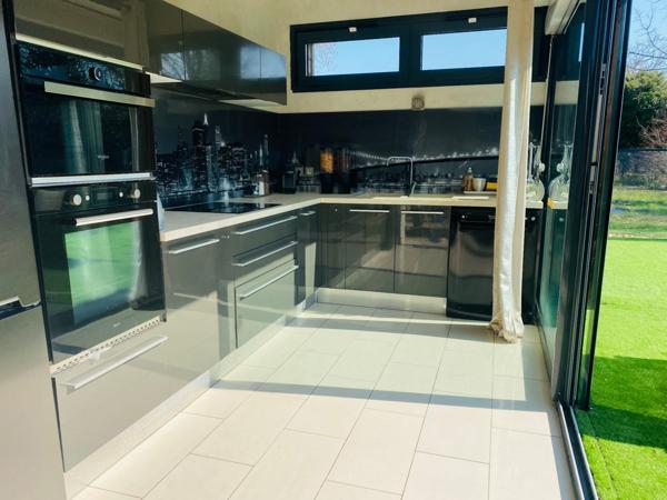 À vendre - Maison contemporaine, 4 pièces située à Décines-Charpieu (69150)