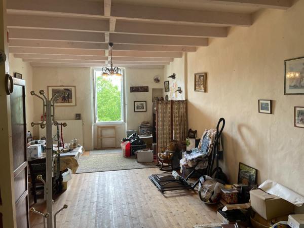 Maison au coeur de Mézin sur 3 niveaux très bon état