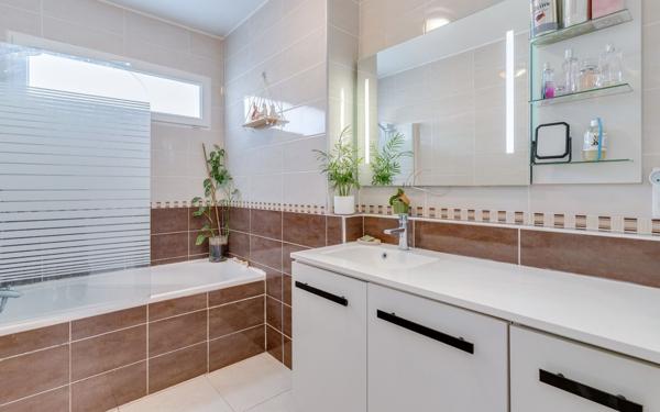 Appartement à vendre    3 pièces • 81,05 m2 Marseille 12