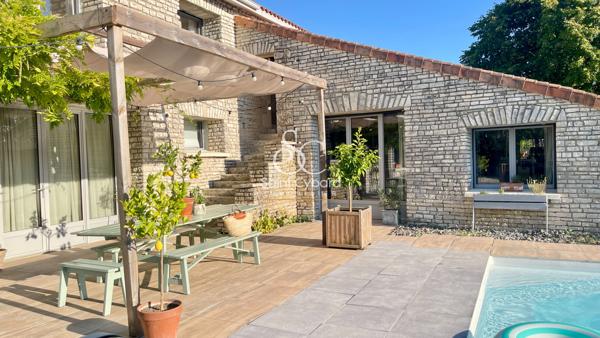 Élégante maison en pierre avec piscine chauffée aux portes d’Angoulême