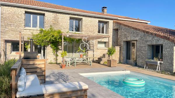 Élégante maison en pierre avec piscine chauffée aux portes d’Angoulême