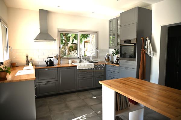 Élégante maison en pierre avec piscine chauffée aux portes d’Angoulême