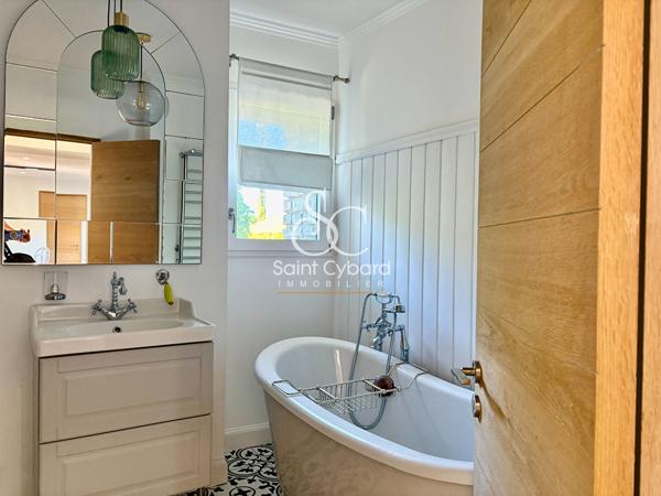 Élégante maison en pierre avec piscine chauffée aux portes d’Angoulême