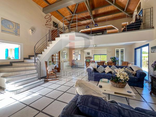 Maison familiale de 6 ch avec grand terrain et piscine