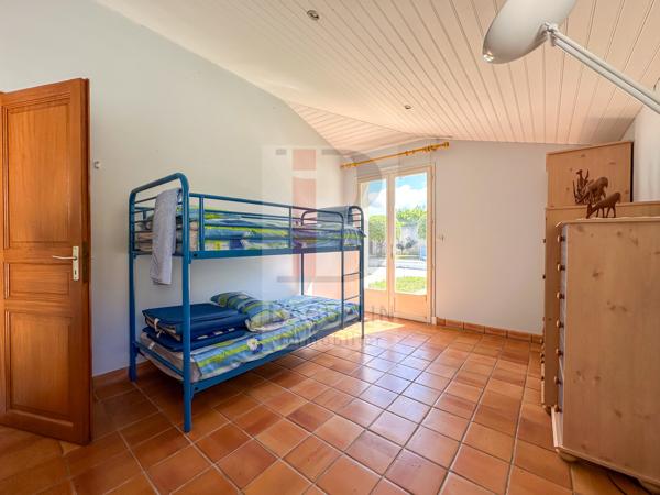 Maison familiale de 6 ch avec grand terrain et piscine