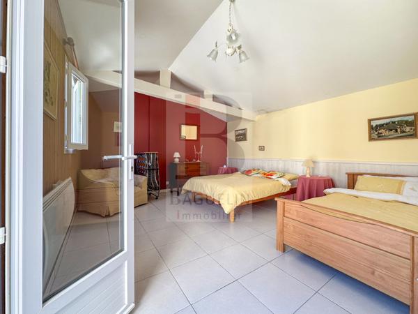 Maison familiale de 6 ch avec grand terrain et piscine