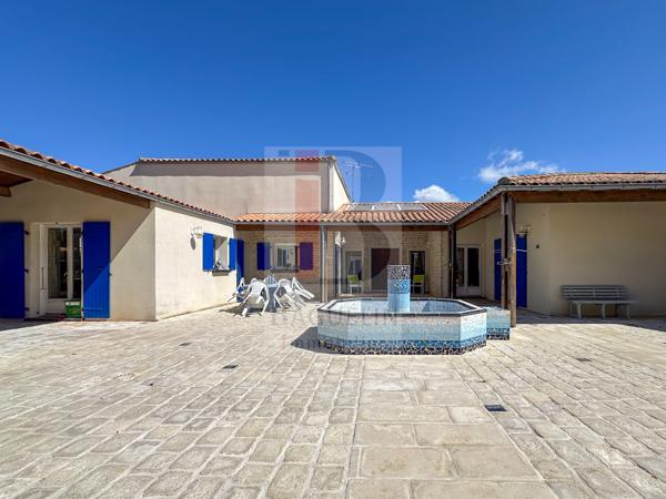 Maison familiale de 6 ch avec grand terrain et piscine