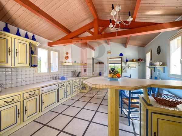 Maison familiale de 6 ch avec grand terrain et piscine