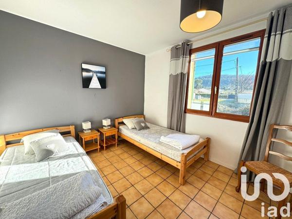 Maison traditionnelle 10 pièces de 235 m² à Ruoms (07120)