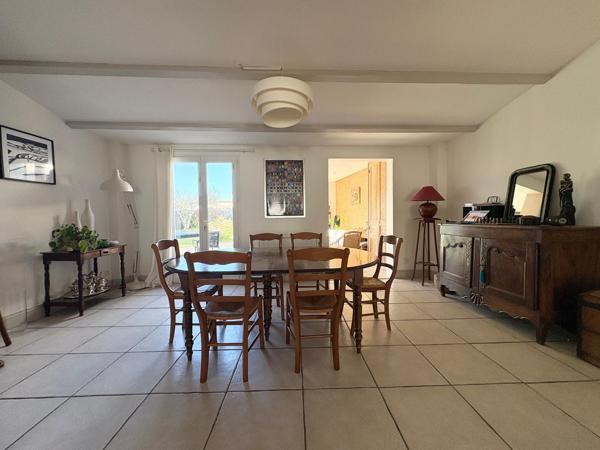 Maison de charme en pierres, 4 chambres, garage double, commerces à pieds