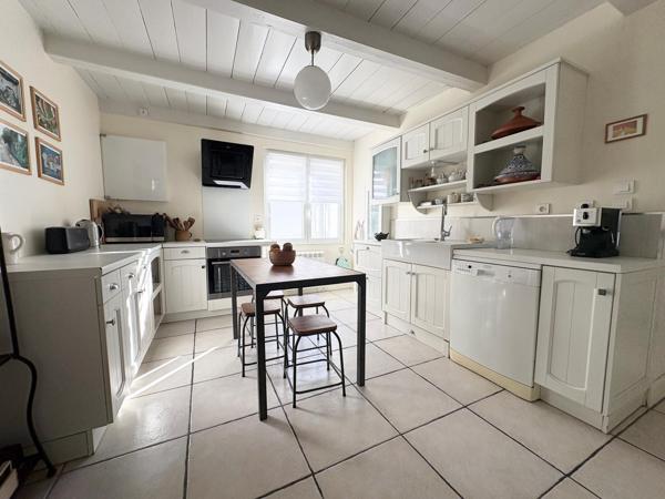 Maison de charme en pierres, 4 chambres, garage double, commerces à pieds