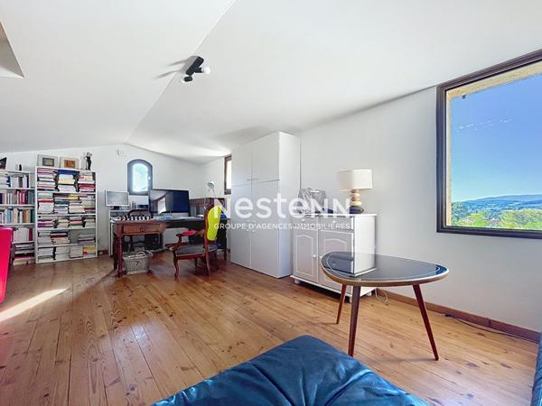 Villa indépendante de plain-pied, de 235 m2, 5 chambres, jardin, piscine maçonnée avec vue sur le Luberon, carport (auvent)