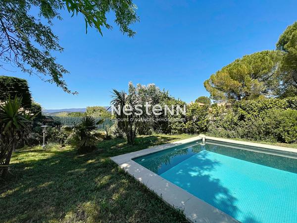 Villa indépendante de plain-pied, de 235 m2, 5 chambres, jardin, piscine maçonnée avec vue sur le Luberon, carport (auvent)