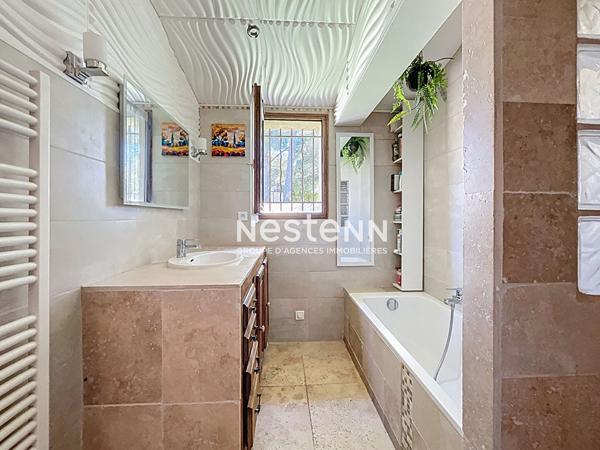 Villa indépendante de plain-pied, de 235 m2, 5 chambres, jardin, piscine maçonnée avec vue sur le Luberon, carport (auvent)