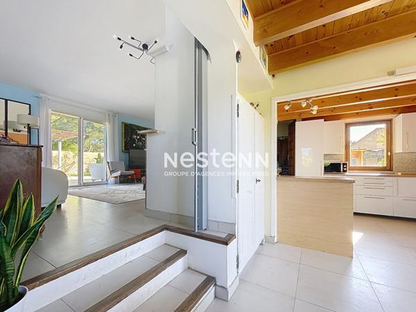 Villa indépendante de plain-pied, de 235 m2, 5 chambres, jardin, piscine maçonnée avec vue sur le Luberon, carport (auvent)