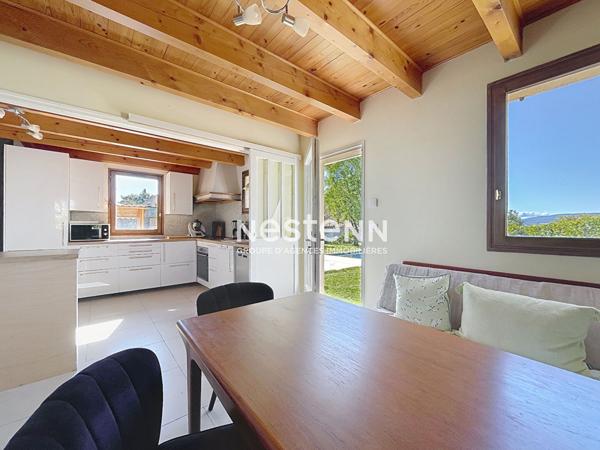 Villa indépendante de plain-pied, de 235 m2, 5 chambres, jardin, piscine maçonnée avec vue sur le Luberon, carport (auvent)