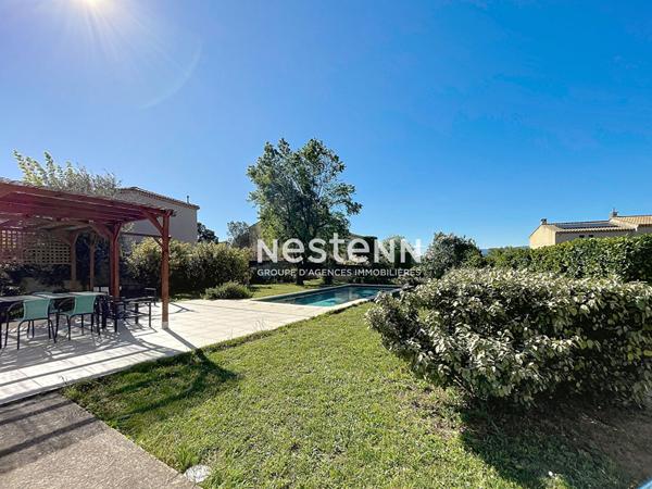 Villa indépendante de plain-pied, de 235 m2, 5 chambres, jardin, piscine maçonnée avec vue sur le Luberon, carport (auvent)