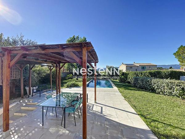 Villa indépendante de plain-pied, de 235 m2, 5 chambres, jardin, piscine maçonnée avec vue sur le Luberon, carport (auvent)