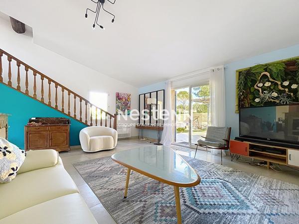 Villa indépendante de plain-pied, de 235 m2, 5 chambres, jardin, piscine maçonnée avec vue sur le Luberon, carport (auvent)