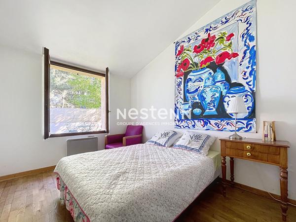 Villa indépendante de plain-pied, de 235 m2, 5 chambres, jardin, piscine maçonnée avec vue sur le Luberon, carport (auvent)